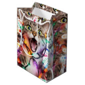 Feestelijke Cat Gift Bag met Holiday Lights Medium Cadeauzakje (Achterkant Gekanteld)
