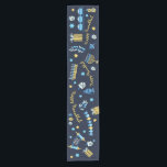 Feestelijke Chanoeka gepersonaliseerde Menorah Dre Korte Tafelloper<br><div class="desc">Stel een feestelijke Chanoeka Party Table & verruk uw gelukkige ontvanger met een Table Runner ontworpen alleen voor Chanoeka! Onze gepersonaliseerde Menorah Dreidel Custom Table Runner bestaat uit menorah's, dreidels, kruiken olijfolie, gelei donuts en meer. Plus de woorden Happy Chanoeka kan worden veranderd (!) om deze Chanoeka cadeau je eigen...</div>