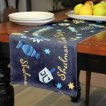 Feestelijke Chanoeka gepersonaliseerde Menorah Dre Korte Tafelloper<br><div class="desc">Stel een feestelijke Chanoeka Party Table & verruk uw gelukkige ontvanger met een Table Runner ontworpen alleen voor Chanoeka! Voeg UW familienaam toe aan dit ontwerp om dit Chanoeka-geschenk tot uw eigen te maken. Onze gepersonaliseerde Menorah Dreidel Custom Table Runner bestaat uit menorah's, dreidels, kruiken olijfolie, gelei donuts en meer....</div>