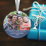 Feestelijke Chanoeka Menorah Patroon Vakantie Foto Keramisch Ornament<br><div class="desc">Feestelijke Chanoeka Menorah Pattern Holiday Photo Ornament met een rustiek patroon van menorah's op de rug en uw aangepaste foto en tekst aan de andere kant.</div>
