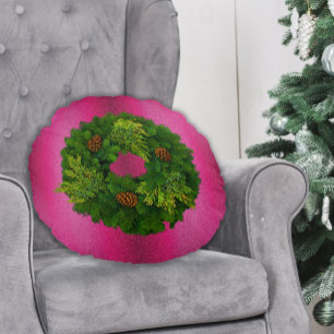 Feestelijke dennenkrans op roze kerst rond kussen