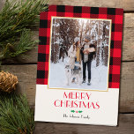 Feestelijke familie aangepaste foto rode kerst gev kaart<br><div class="desc">Een traditionele kerstkaart sjabloon, klaar voor u om te personaliseren met uw eigen tekst en foto. Dit feestelijke ontwerp heeft een gecontroleerd Buffalo Plaid-patroon rond je foto en een Scottie Dog-illustratie aan de binnenkant. Dit is een bewerkbare sjabloon, zodat u alle tekst kunt aanpassen en uniek kunt maken. Kleuren: rood,...</div>