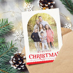 FEESTELIJKE FAMILIE FOTO minimale moderne boog roo Feestdagenkaart<br><div class="desc">door kat massard >>> WWW.SIMPLYSWEETPAPERIE.COM <<< Een op trend kaart ontwerp met de quote "MERRIEST CHRISTMAS" met gecombineerde boog vorm voor uw favoriete foto met tekst gelaagd over de onderkant. NEEM CONTACT OP MET kat@simplysweetpaperie.com als u een hand nodig heeft om uw foto perfect te laten passen</div>