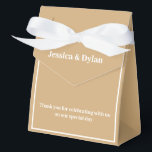 Feestelijke Favorietendoos Bedankdoosjes<br><div class="desc">Deze feestelijke favorietendoos is weergegeven in een elegante tak en witte kleur.
Pas dit item aan en wijzig de voorbeeldtekst in die van jou.
Tip: Voeg gewoon je lekkere traktaties toe en een feestelijk lint.</div>