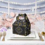 Feestelijke Foliage Gold Art Deco  Chique Vakantie Bedankdoosjes<br><div class="desc">'Happy Holidays' Feestelijke gebladerte Lijst, decoratieve bloeit, Classic Gold en Black, elegante en stijlvolle Art Deco Lijst Holiday Party Favoriet Box. De basisachtergrond kan worden gewijzigd in elke kleur van uw keuze. Ontworpen / origineel kunstwerk van fat * fa * tin. Eenvoudig te personaliseren met uw eigen tekstbericht, naam, foto...</div>