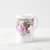 Feestelijke Fuchsia's op een Bone China Mok (Voorkant rechts)