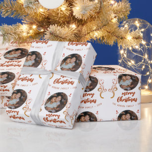 Feestelijke gezinsfoto rode bladgroenten vrolijk k cadeaupapier