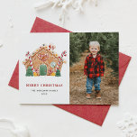 Feestelijke Gingerbread House Foto Kerstmis Feestdagenkaart<br><div class="desc">vrolijk kerstfeest | Verstuur een feestelijke groet aan familie en vrienden met deze aanpasbare kerstkaart. Het beschikt over een peperkoekhuis versierd met snoepstokken,  pepermunt,  snoepjes en meer. Personaliseer door uw gegevens toe te voegen. Deze kerstkaart is verkrijgbaar in andere kartonnen dozen. Overeenkomende objecten zijn beschikbaar.</div>
