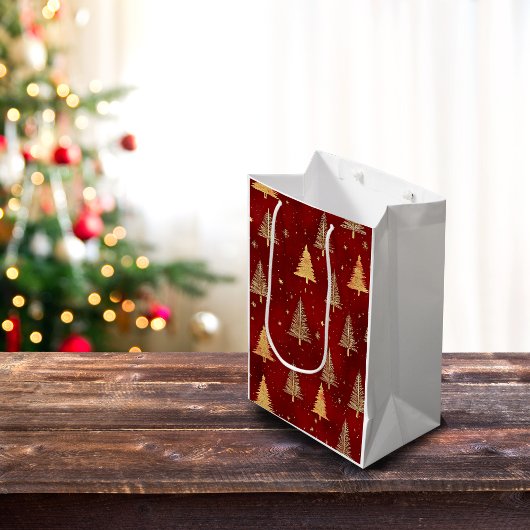 Feestelijke gouden kerstbomen op rood medium cadeauzakje