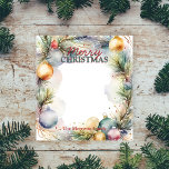 Feestelijke grens van dennentakken Kerstmis Notitieblok<br><div class="desc">Verspreid vakantie juichen met dit aanpasbare kerst notitieblok! Met een feestelijke rand van pijnboomtakken en kleurrijke ornamenten,  is het ideaal voor vakantiegroeten,  takenlijsten of feestelijke notities. De tekst "Merry Christmas" bovenaan en de aanpasbare familienaam onderaan voegen een persoonlijk tintje toe. Maak het uniek voor jou!</div>