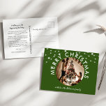 Feestelijke Groene Kerstvakantie Foto Briefkaart<br><div class="desc">Stuur uw familie en vrienden deze feestelijke groene kerst foto briefkaart deze vakantie. Met strijklichten, een familiefoto, de tekst 'MERRY CHRISTMAS' en de familienaam. De achterkant van het briefkaart heeft een sjabloon voor een groet, een bericht, van wie het is en een retouradres, dat kan worden gebruikt, gepersonaliseerd of verwijderd...</div>