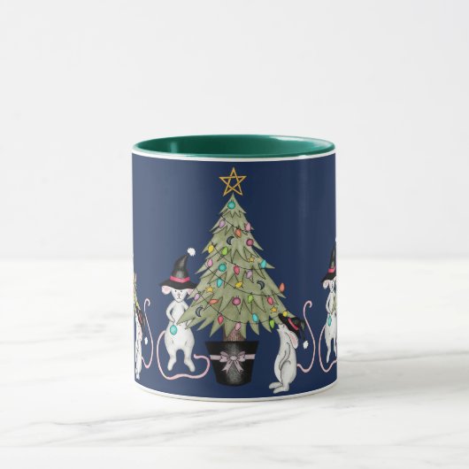 Feestelijke heksenmuizen versieren hun kerstboom mok (Midden)