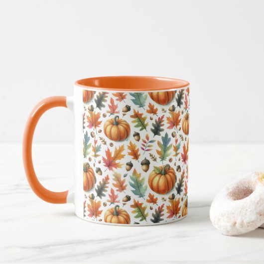 Feestelijke herfstpompoenen en bladeren op wit mok (Met donut)
