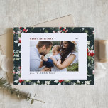 Feestelijke Holly Patroon Vrolijk Kerstfeest Foto Feestdagenkaart<br><div class="desc">vrolijk kerstfeest! Stuur uw hartelijke groeten aan familie en vrienden met dit aanpasbare kerst briefkaart. Het heeft een waterverf holly patroon op een donkergroene achtergrond. Personaliseer door uw gegevens toe te voegen. Deze botanische foto kerstkaart is verkrijgbaar in andere kleuren en karton.</div>