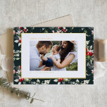 Feestelijke Holly Patroon Vrolijk Kerstfeest Foto Folie Feestdagen Briefkaart<br><div class="desc">vrolijk kerstfeest! Stuur uw hartelijke groeten aan familie en vrienden met dit aanpasbare kerst briefkaart. Het heeft een waterverf holly patroon op een donkergroene achtergrond. Personaliseer deze gouden folie kerstkaart door uw gegevens toe te voegen. Deze botanische kerstkaart is verkrijgbaar in andere kleuren en karton.</div>