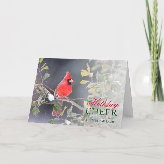 Feestelijke kardinaal poserend op tak van hulstboo feestdagen kaart (Voorkant)