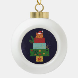 Feestelijke kat in cadeaustapel ornament