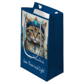 Feestelijke kat in vermomming Speelse Chanoeka bed Klein Cadeauzakje (Voorkant Gekanteld)