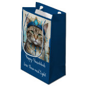 Feestelijke kat in vermomming Speelse Chanoeka bed Klein Cadeauzakje (Achterkant Gekanteld)