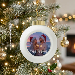 Feestelijke Kerst Foto Ontwerp met Script Groet Keramische Bal Ornament