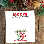 Feestelijke kerst gestreepte kousen met groen notitieblok<br><div class="desc">Stap in de vakantiegeest met dit aanpasbare kerst notitieblok! Met "Merry Christmas" in vet rood en cursief groen en drie charmante kousen versierd met hulst,  is het perfect voor feestelijke notities,  takenlijsten en cadeau-ideeën. Personaliseer het met uw familienaam of een bericht. Een heerlijke aanvulling op uw vakantie briefpapier!</div>