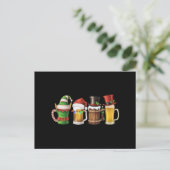 Feestelijke Kerstbierpullen in Kerstmannenhoeden Feestdagenkaart (Staand voorkant)