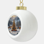 Feestelijke kerstboom in een bergdorp keramische bal ornament (Rechts)