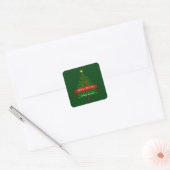 Feestelijke kerstboom met rode lint vierkante sticker (Envelop)
