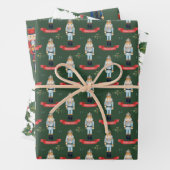 feestelijke kerstfeestelijke nootkraker betegeld inpakpapier vel (In situ)