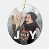 feestelijke kerstfeestvreugde met weide en jaarlij keramisch ornament (Links)