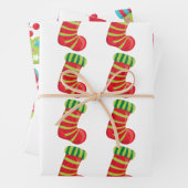 feestelijke kerstkousen op witte patronen inpakpapier vel (In situ)