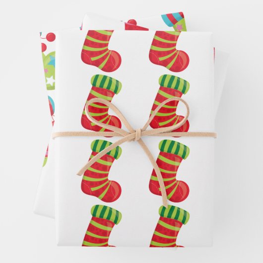 feestelijke kerstkousen op witte patronen inpakpapier vel (In situ)