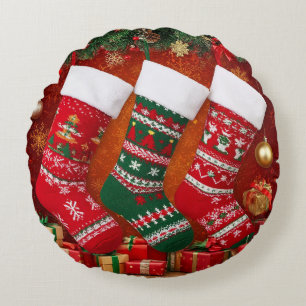 Feestelijke kerstsokken hangen boven de feestdagen rond kussen