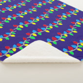 Feestelijke kerstverlichting op blauw sherpa deken (3/4)