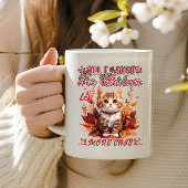 Feestelijke kitten in herfstbladeren koffiemok