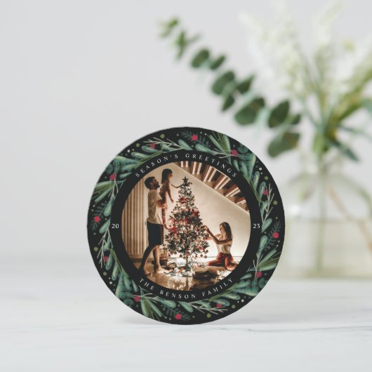 Feestelijke Kranz van Bladeren met Besssen Ronde K Feestdagenkaart (Staand voorkant)