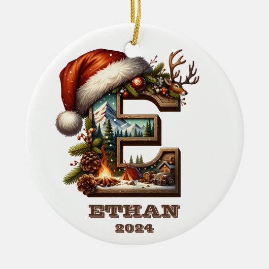 Feestelijke Letter E Winter Scene met Santa Hat Keramisch Ornament (Voorkant)