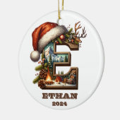 Feestelijke Letter E Winter Scene met Santa Hat Keramisch Ornament (Links)
