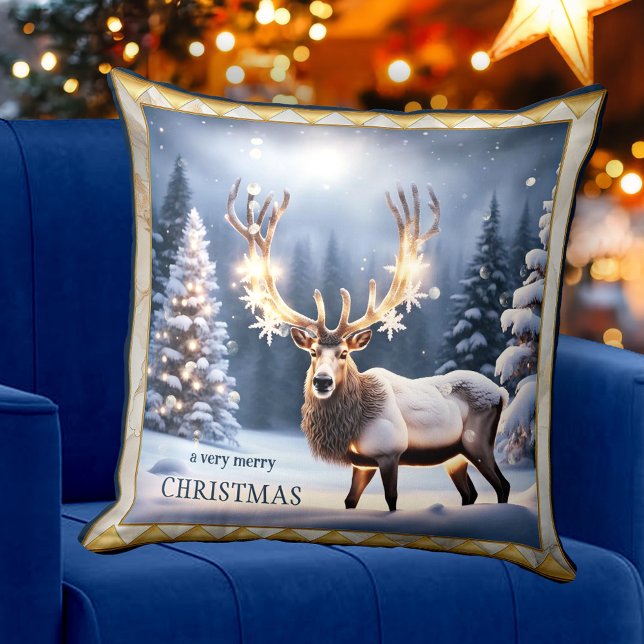 Feestelijke Lichten Rendier Kerst Dierenkunst Kussen (Christmas pillow featuring a festive reindeer with sparkling lights in a snow covered landscape )