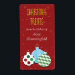 Feestelijke Ornamenten Christmas Baking Label<br><div class="desc">Maak de lekkernijen en het eten dat je uitdeelt tijdens de kerst twinkelen met deze vrolijke vakantie "Uit de keuken van" bakken label. Drie kerstversieringen met patroon zijn gemarkeerd tegen een karmozijnrode achtergrond, verspreid over sterren en sneeuwvlokken. Pas aan met de naam van de zelfgemaakte goodies en je eigen naam....</div>