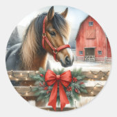 Feestelijke Paard en Rode Rustieke Schuur Kerstmis Ronde Sticker (Voorkant)