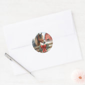 Feestelijke Paard en Rode Rustieke Schuur Kerstmis Ronde Sticker (Envelop)