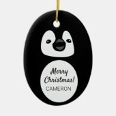 Feestelijke Pinguïn Pal: Gepersonaliseerde Ovale K Keramisch Ornament (Voorkant)