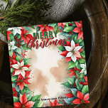 Feestelijke Poinsettia en Holly Berries Kerstmis Notitieblok<br><div class="desc">Verspreid vakantie juichen met dit aanpasbare kerst notitieblok! Met een feestelijke rand van levendige poinsettia's en weelderig groen, is het perfect voor gepersonaliseerde berichten, notities of lijsten. De "MERRY Christmas"-tekst bovenaan is volledig aanpasbaar, zodat u uw eigen vakantiegroeten of familienaam kunt toevoegen. Maak het uniek van jou en voeg een...</div>