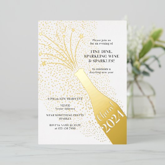 Feestelijke Popping Bubbles Champagne New Years Ev Folie Uitnodiging (Staand Voorkant)