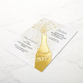 Feestelijke Popping Bubbles Champagne New Years Ev Folie Uitnodiging (Gedraaid)