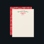 Feestelijke Rode Eenvoudige Strik n Naam Persoonli Notitiekaartje<br><div class="desc">Een patroon van eenvoudige en zoete handgetekende strikken op feestelijke kersenrood geeft deze platte persoonlijke briefkaart een zorgeloze en vrolijke uitstraling,  perfect voor wintercorrespondentie en bedankbriefjes na Kerstmis of als gastvrouwcadeau. Personaliseer de bosgroene naamtekst met uw eigen bericht of naam voor een echt op maat gemaakt cadeau.</div>