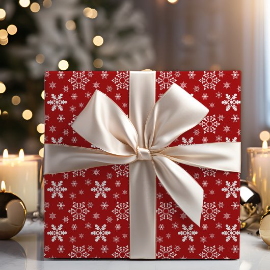 Feestelijke rode en witte sneeuwvlok kerst cadeaupapier