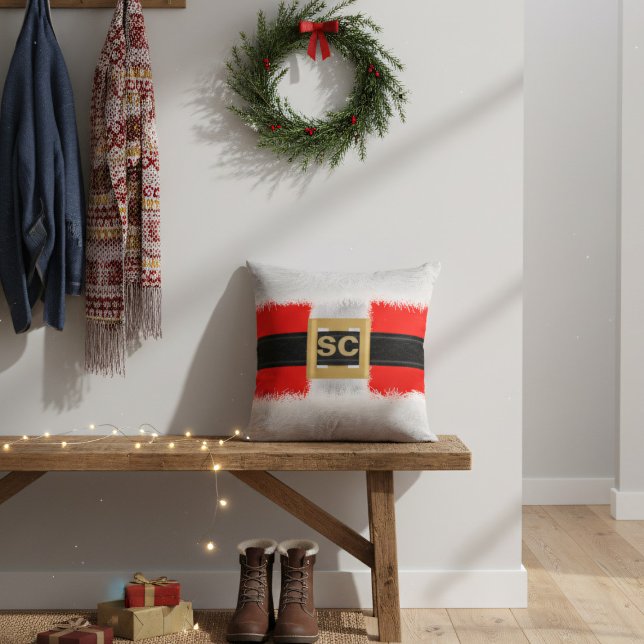 Feestelijke Rode Kerstpak Monogram Kerstkussen Kussen (Greet guests with holiday spirit! Our Santa monogram pillow makes your entryway extra welcoming)