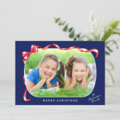 Feestelijke rode lint en boog gebogen foto kerst feestdagenkaart (Staand voorkant)